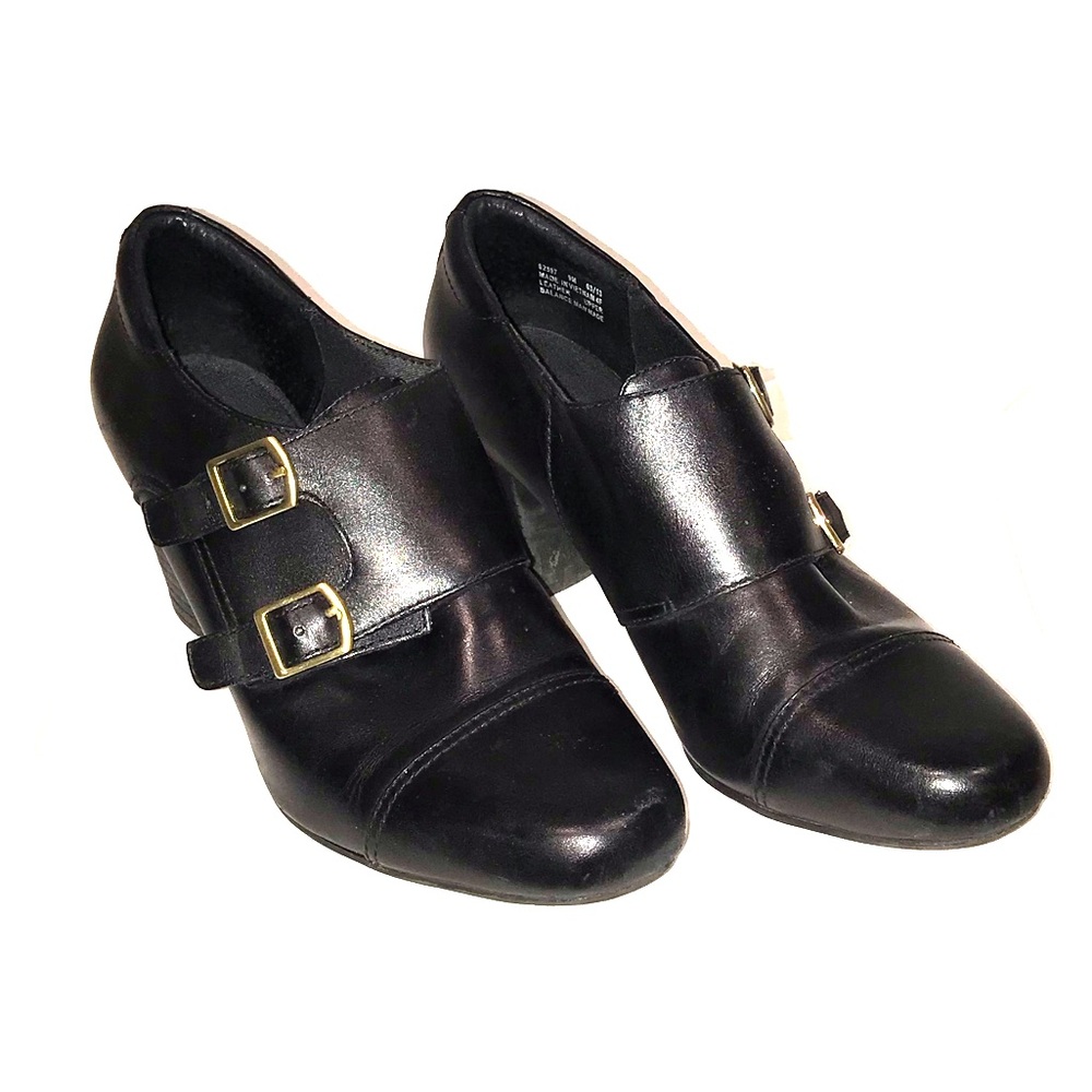 Clark’s black leather bootie 9M